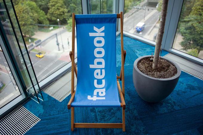 Uporabniki Facebooka so pogosto preveč ležerni. Mnoge dejstvo, da ne uporabljajo nastavitev zasebnosti in svoje osebne podatke delijo s popolnimi tujci, skrbi premalo. | Foto: Reuters