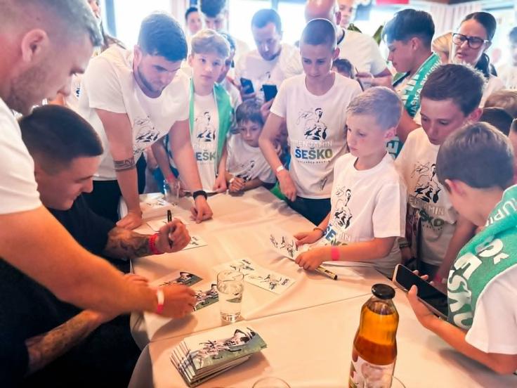 Mladi ljubitelji nogometa v ponedeljek v Radečah niso domov odšli praznih rok.  | Foto: Natalija Štefanič