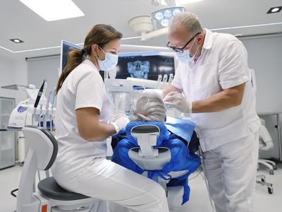 Rešitve za brezzobost: kaj pomeni terapija All-on-X in komu je namenjena