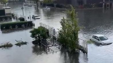 Ulice Barcelone se spreminjajo v reke, poplavljeno letališče, izdano oranžno opozorilo #video