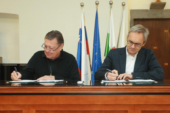 Župan Zoran Janković in direktor družbe Elea iC Angelo Žigon sta danes v Rdeči dvorani Mestne hiše podpisala pogodbo za izdelavo projektnih faz za pridobitev gradbenega dovoljenja in projekta za izvedbo bazena Ilirija. | Foto: Nik Rovan