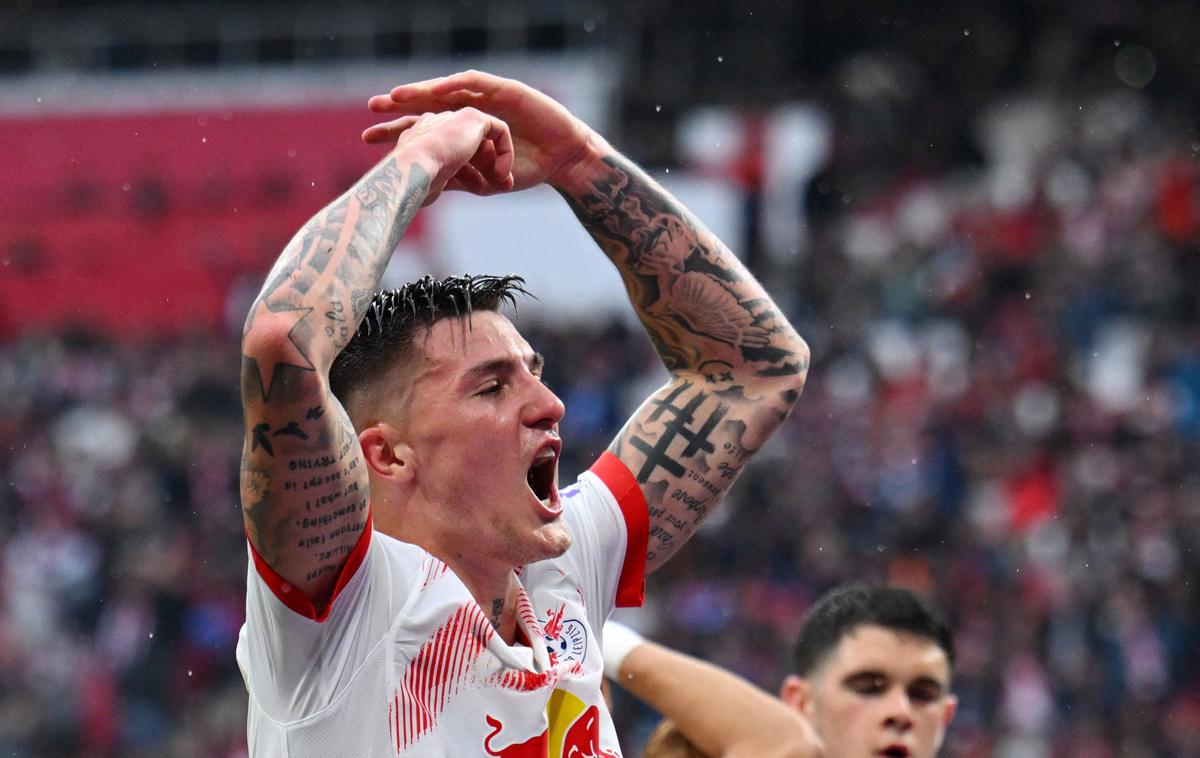 Benjamin Šeško | Benjamin Šeško je lani podaljšal pogodbo z Leipzigom do leta 2029, a s tem govoric, da bi se lahko v kratkem odpravil drugam, ni bilo konec. Pred začetkom poletnega prestopnega roka so znova oživele. Mladi Slovenec, ki bo konec meseca dopolnil 22 let, je tarča številnih bogatih angleških klubov, tako da se bo njegovo ime v naslednjih tednih zelo pogosto pojavljalo na naslovnicah. | Foto Reuters