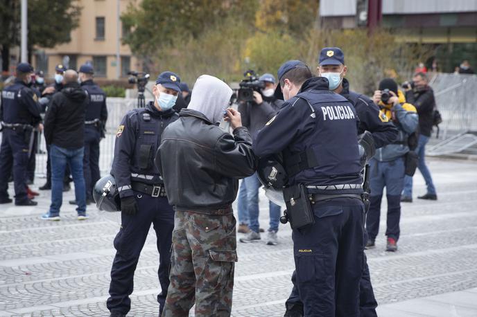 Nasilni protesti v Ljubljani, 5. november 2020. Ivan Gale vodni top | Gregor Mitev je na sodišču dejanja obžaloval in se opravičil oškodovancem ter povedal, da je kazniva dejanja storil pod vplivom alkohola. | Foto Bojan Puhek