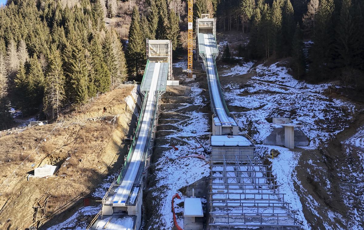 Predazzo, skakalnici | Skakalnici v Predazzu so za olimpijske igre Milano Cortina 2026 prenovili, poletna velika nagrada je nekakšna olimpijska generalka, kaže pa, da sta skakalnici nevarni. | Foto Guliverimage
