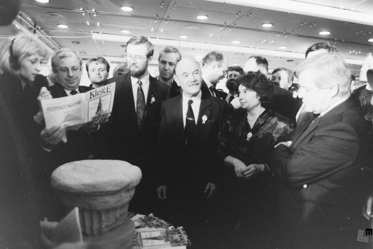 V evforiji plebiscitnih rezultatov so Korošci poiskali takratne vodilne politike in jim izročili repliko knežjega kamna in posebno plebiscitno izdajo časopisa Klešče. (foto: Nace Bizilj, hrani Muzej novejše zgodovine Slovenije) | Foto: 