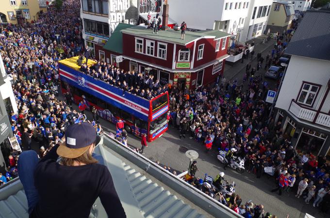 Nogometaše je na letališču pričakal dvonadstropni avtobus z odprto streho, ki je postal nepogrešljiv na vsakem večjem praznovanju športnih uspehov. Islandske junake je popeljal po ulicah Reykjavika, kjer so naleteli na bučni aplavz na vsakem koraku. | Foto: Reuters