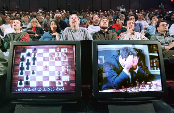 "Vsaj en tak stroj že imamo, in sicer šahovski računalnik Deep Blue. Človek si je izmislil šah, Deep Blue pa ga zna igrati bolje od njega." Deep Blue je maja 1997 v slovitem obračunu kot prvi računalnik premagal takrat najboljšega šahista na svetu Garija Kasparova (desno). | Foto: Reuters