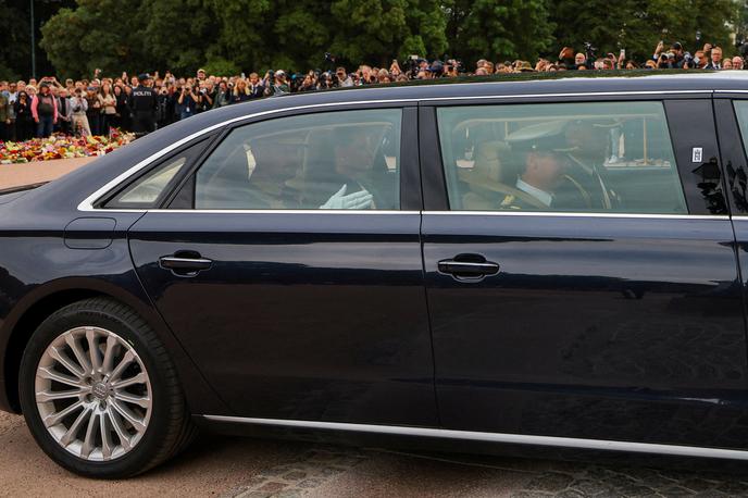 Haakon VIII. | Novi norveški kralj Haakon VIII. ob prihodu v kraljevo palačo v Oslu | Foto Reuters
