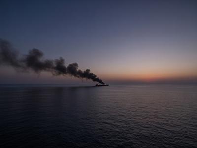 Sredi Sredozemlja gori ruska ladja. Kaj se dogaja?