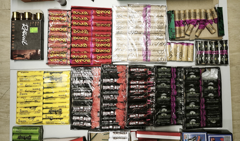 44-letnik streljal z balkona, posredovali so policisti