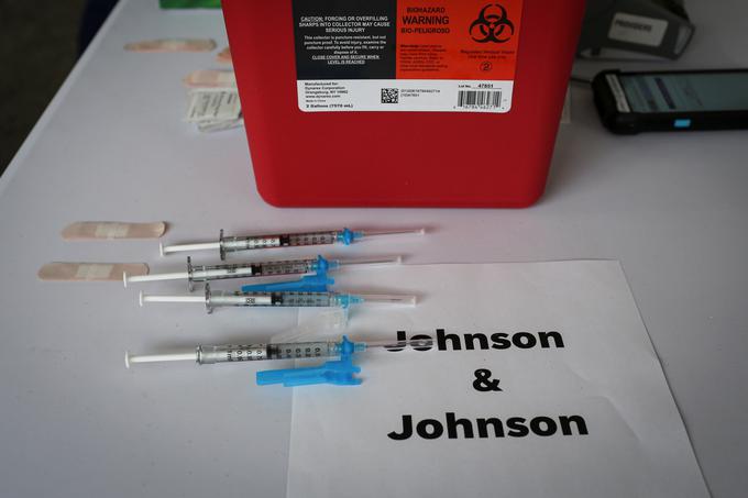 Vektorsko cepivo Johnsona & Johnsona je predvideno v enem odmerku, zato neposredna primerjava morebitnih učinkov poživitvenega odmerka in cepiv, kjer sta predvidena dva odmerka, ni mogoča in tudi ni smiselna. | Foto: Reuters