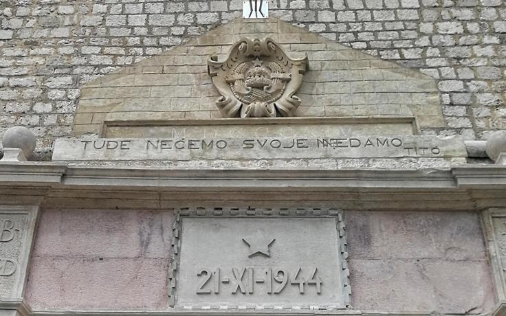 "Tujega nočemo, svojega ne damo." Titova izjava, zapisana nad vhodom v staro jedro Kotorja, v tem mestu ne drži več. | Foto: Nina Vogrin