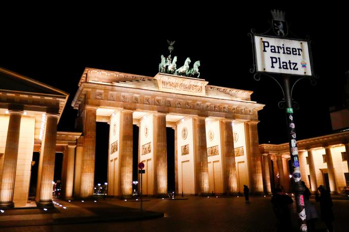 Brandenburška vrata | Berlin, ki je bil dolgo let znan kot poceni mesto za življenje v Nemčiji, se je začel dražiti leta 2013. Samo najemnine naj bi se v naslednjih šestih letih do 2019 podražile za 30 odstotkov. | Foto Reuters