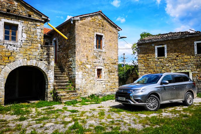 Mitsubishi outlander Abitanti | Mitsubishi outlander ima določen šarm nekoliko manj uglajenega, zato pa delno robatega avtomobila. Prepriča s svojim pogonom, tako na asfaltu kot tudi makadamu in lažjemu terenu. S priključno-hibridnim pogonom še vedno predstavlja enega redkih znanilcev avtomobilske prihodnosti v tem razredu.  | Foto Gregor Pavšič