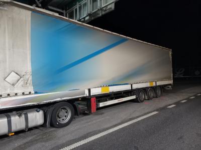 S tovornjakom pod vplivom drog in z uničenimi pnevmatikami