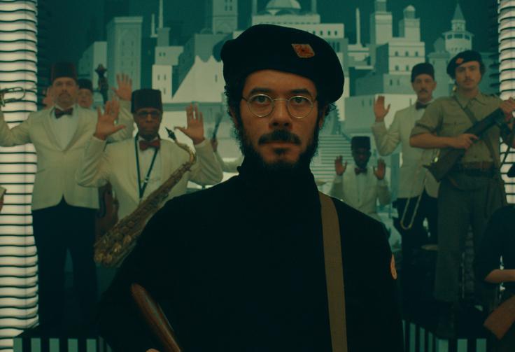 Richard Ayoade, ki je zaslovel kot introvertirani IT-jevec Moss iz Kiber klape, se je kasneje posvetil režiji (priporočam izjemen film Podmornica) in glasovnim vlogam v Kung Fu Pandi, Barabah in Mandalorianu. | Foto: Karantanija Cinemas