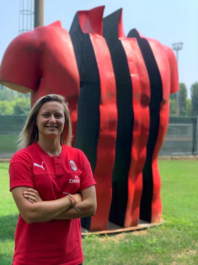 Julija lani je z italijanskim klubom AC Milan Femminile podpisala enoletno pogodbo. Januarja se ji je v klubu rdeče-črnih pridružila še ena Slovenka, napadalka Pamela Begić. | Foto: Proelium sports agency