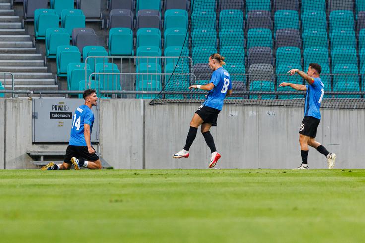 Veselje gostov ob zadetku za 1:0. | Foto: Grega Valančič