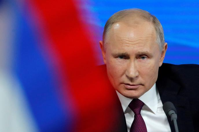 Vladimir Putin | Resolucija Evropskega parlamenta poziva države članice EU, naj tudi same razmislijo o sprejetju takšne oznake za Rusijo, in predlaga vzpostavitev mednarodnega sistema, ki bi omogočil kazenski pregon ruskih vojnih zločinov, kar je eden od ciljev resolucije. | Foto Reuters