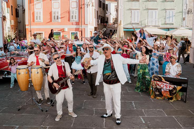 Videospot za novo pesem so posneli v Izoli, kjer je pred skoraj tridesetimi leti nastal tudi videospot za uspešnico Cela ulica nori. | Foto: Niko Tomac