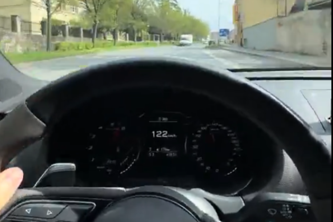 Kralj Tomko z audijem mimo šole s 120 kilometri na uro, zdaj pa briše sledi #video