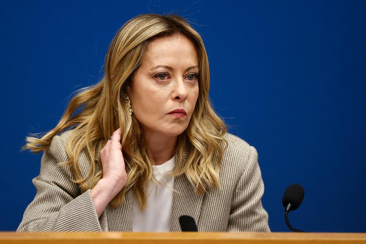 Opozicija premierki Giorgii Meloni očita hvalisanje s prijateljevanjem z ameriškim predsednikom Donaldom Trumpom, ki po njegovih besedah vlade ni obvestil o ameriško-izraelskih napadih na Iran. | Foto: Reuters