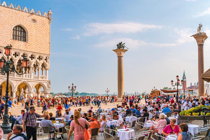 Množica turistov v Benetkah | Turisti so letos preplavili številna evropska mesta. | Foto Shutterstock