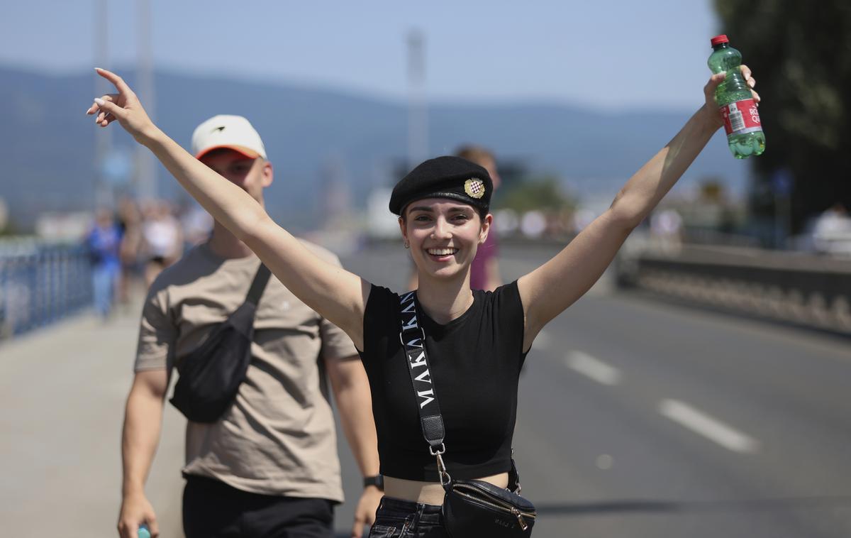 Obiskovalka Thompsonovega koncerta | Thompsonova rehabilitacija ustaštva je le del institucionalnega zgodovinskega revizionizma na Hrvaškem, piše Frankfurter Allgemeine Zeitung. Po eni od anket kar tretjina mladih Hrvatov meni, da je fašistična NDH (ta je pomorila okoli pol milijona ljudi) le ščitila interese hrvaškega naroda. Na fotografiji: ena od obiskovalk Thompsonovega koncerta. Kar tretjino vstopnic za Thompsonov koncert naj bi kupili mlajši od 28 let. | Foto Guliverimage
