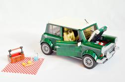 Mini sestavljen iz 1.077 lego kock