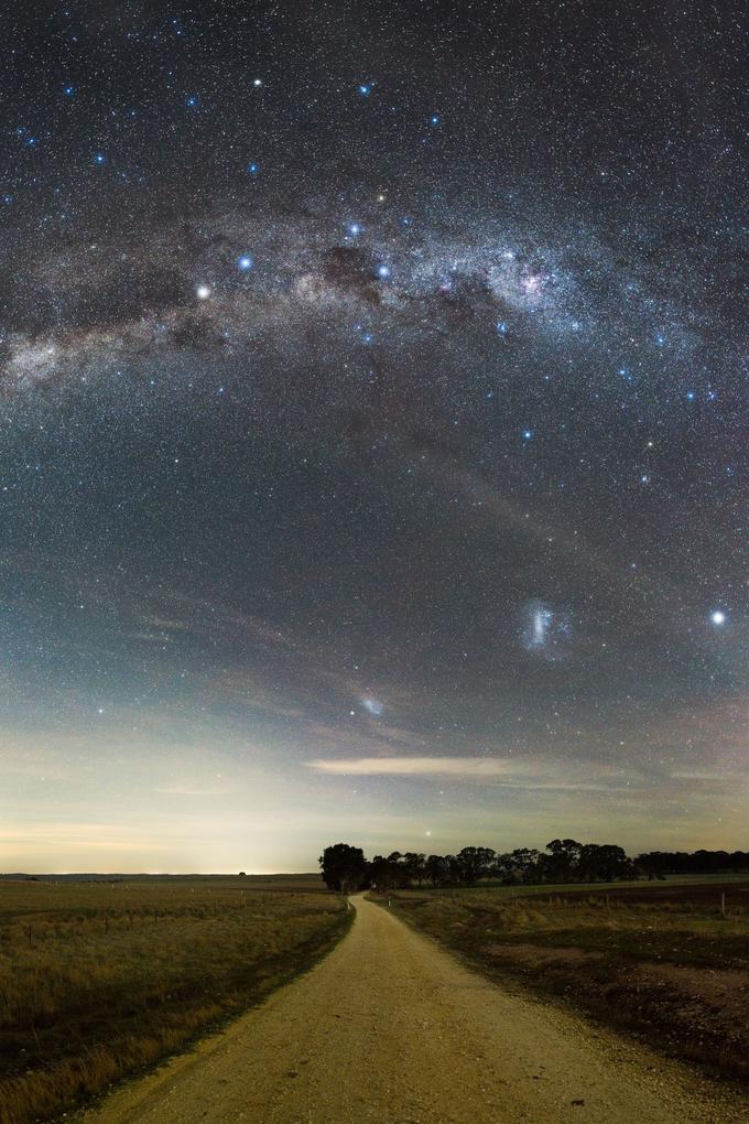 Zgodnje jutro na nebu avstralske zvezne države Victoria. Cesto osvetljuje južni del naše galaksije Rimske ceste. Foto: Phil Hart. | Foto: 
