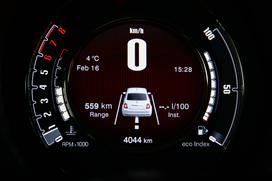 Fiat 500 1.2 8V lounge - šik mestni malček s posluhom za visoko modo