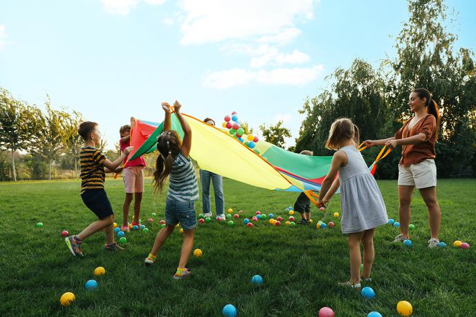 piknik, otroci, sladoled, igra | V Sloveniji je po ocenah približno od 40 do 50 bolnikov s to boleznijo. Po odločitvi Evropske komisije bodo slovenski zdravniki proučili, kateri otroci so primerni kandidati za zdravljenje z zdravilom duvyzat, ko bo zdravljenje omogočeno, pa jih bodo začeli zdraviti. Slovenski bolniki se lahko po pogojni odobritvi zdravila duvyzat nadejajo napotitve na zdravljenje na stroške zdravstvene zavarovalnice v tujino oziroma doma. | Foto Shutterstock
