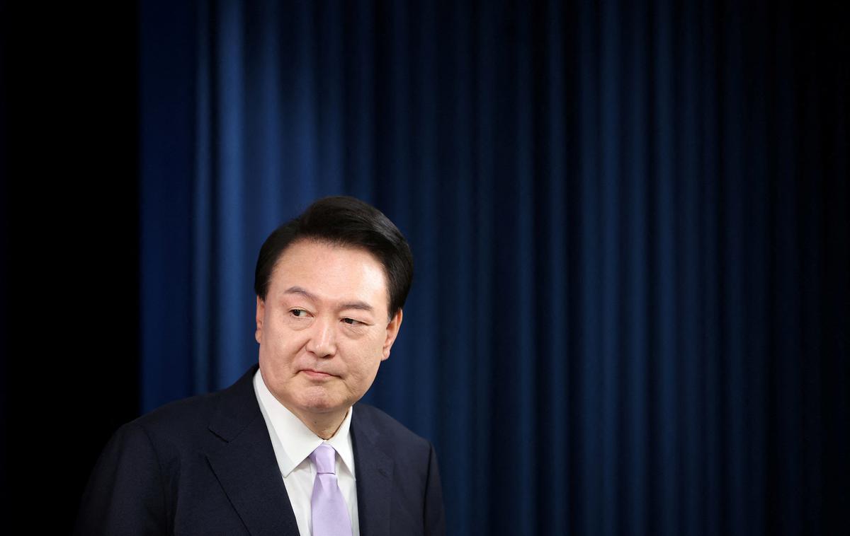 Yoon Suk-yeol | V predlogu za odstavitev opozicija predsednika obtožuje kršenja ustave in navaja, da vojnega stanja ni razglasil zaradi skrbi za nacionalno varnost, temveč da bi se izognil preiskavam, v katere so vpleteni tako Yoon kot njegova družina. | Foto Reuters