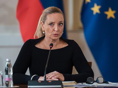 Robert Šumi na KPK predal posle novi predsednici Katarini Bervar Sternad