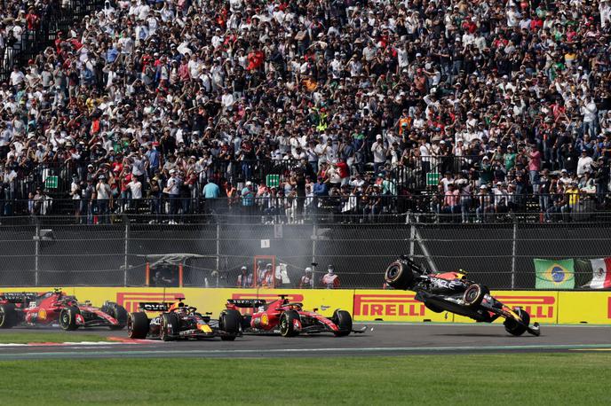 VN Mehike Sergio Perez Red Bull Charles Leclerc | Huronski vzklik razočaranja s tribun, ko je v prvem zavoju trčil Sergio Perez. | Foto Reuters