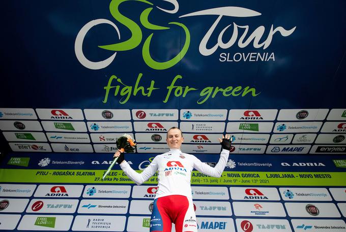 Kristjan Hočevar se je razveselil bele majice za najboljšega mladega kolesarja. | Foto: Vid Ponikvar