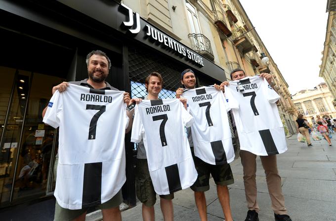 V trgovinah Juventusa gredo dresi Cristiana Ronalda seveda za med. | Foto: Reuters