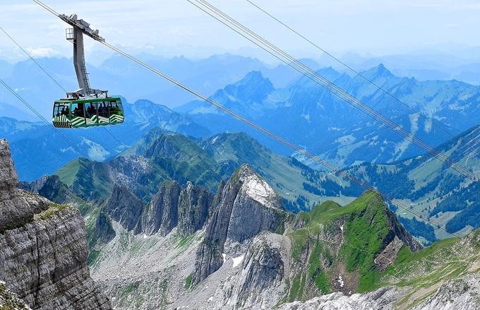 "Švicarji so sposobni prav na vsako goro speljati ali gondolo ali celo zobati vlak, kar privabi tako turiste kot tudi domačine, ki sicer ne bi obiskovali gora." | Foto: osebni arhiv/Lana Kokl