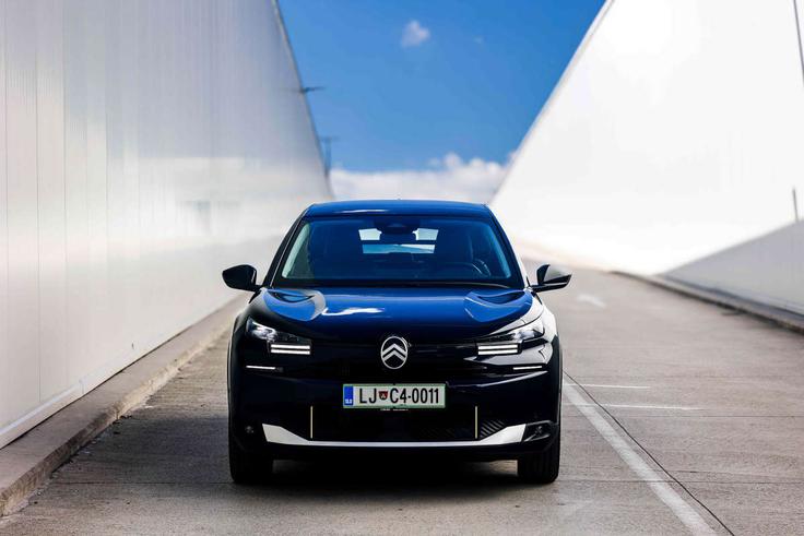 Učinkovit hibridni pogon in bogata oprema omogočata udobno in sproščeno vožnjo tako v mestu kot na daljših poteh. | Foto: Citroën