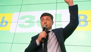 Ukrajina: V drugi krog volitev komik in aktualni predsednik