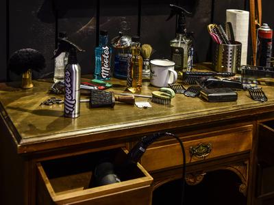 V brivnici zavrnili žensko, ki je hotela priti na oblikovanje moške pričeske