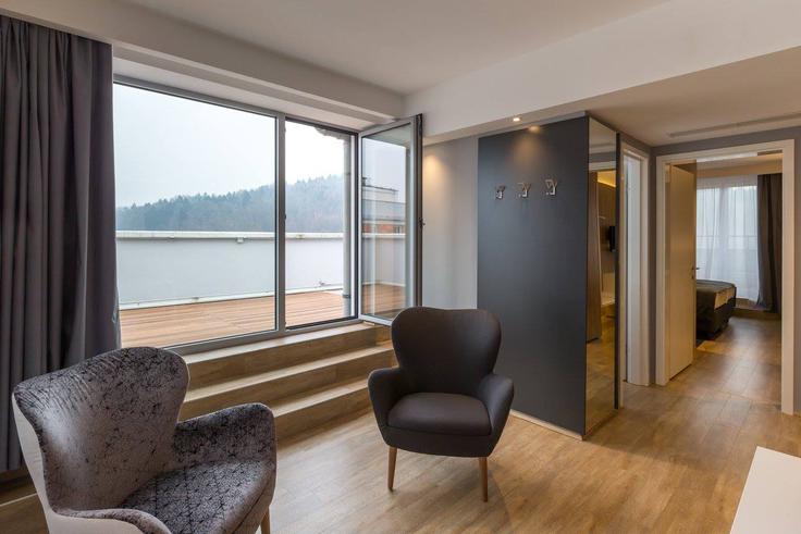Nimo Studio je v M hotelu opremil tudi nekaj penthouse suit, namenjenih gostom, ki v Ljubljani ostajajo dlje časa in želijo mirno udobje.  | Foto: 