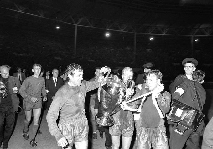 Leta 1968 je Benfica znova ostala brez evropskega naslova na Wembleyju. Doživela je boleč poraz proti Busbyjevemu Manchester Unitedu (1:4). Izgubila je po podaljšku, redni del se je končal z 1:1. Benfica je le dve leti pozneje gostovala v Ljubljani in na prvi tekmi 1. kroga pokala pokalnih zmagovalcev remizirala 1:1 z Olimpijo. Na povratnem srečanju na Luzu je nadigrala zmaje. Zmagala je kar z 8:1, pet zadetkov je dosegel Eusebio, častni gol za Ljubljančane pa Vili Ameršek. | Foto: Guliverimage/Vladimir Fedorenko