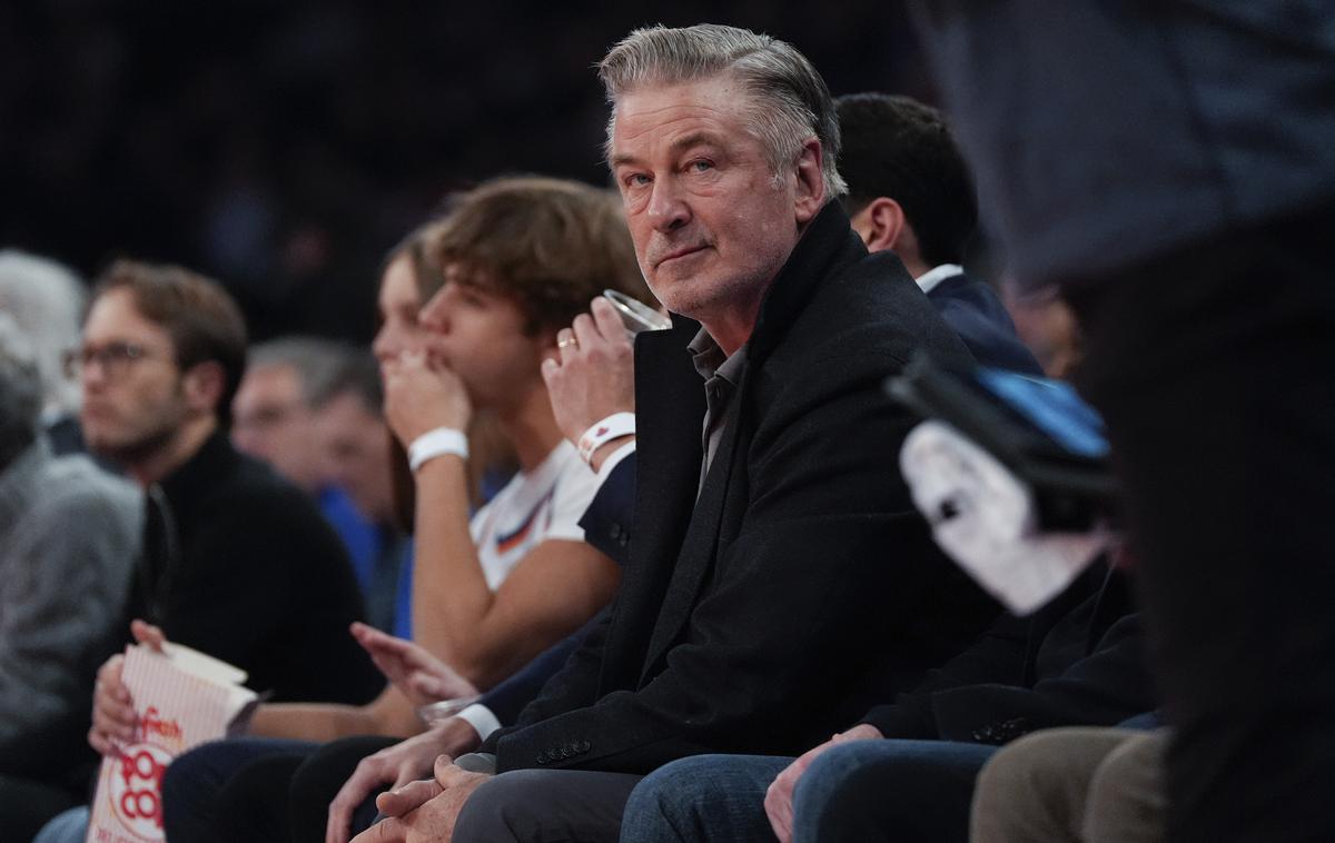 Alec Baldwin | Pet mesecev po razveljavitvi obtožnice je Baldwin dejal, da se je zgodba o usodnem streljanju šele začela in da "prihaja še več". | Foto Guliverimage