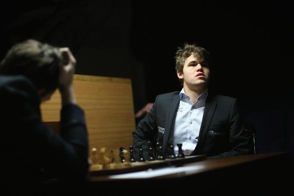 Carlsen in Anand v prvi partiji remizirala