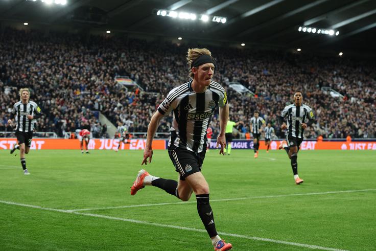 Anthony Gordon je zadel v polno tudi na tretji evropski tekmi Newcastla zapored. Srake so nadigrale Benfico in zmagale s 3:0. V drugem polčasu je dvakrat zadel v polno Harvey Barnes. | Foto: Reuters