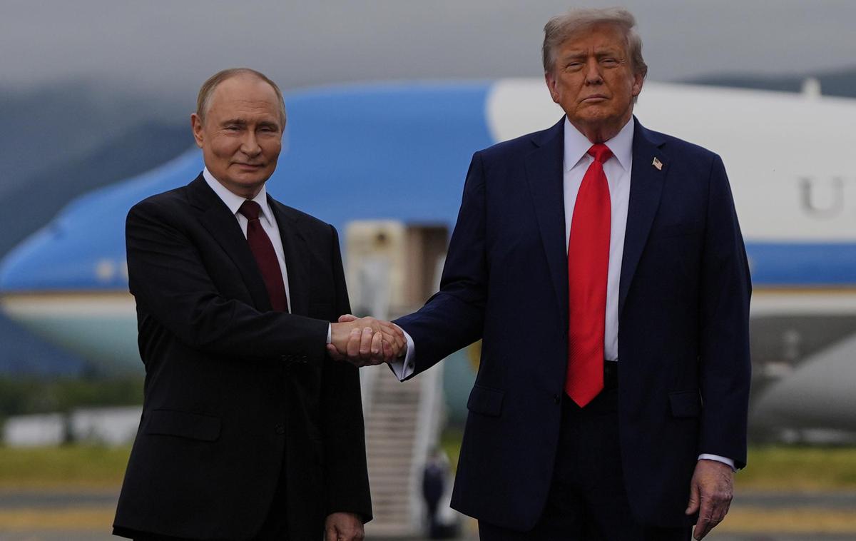 Vladimir Putin in Donald Trump | Putin je v četrtek izjavil, da bo pravno priznanje Krima ter regij Doneck in Lugansk kot ruskega ozemlja eno ključnih vprašanj v pogajanjih o mirovnem načrtu ameriškega predsednika. | Foto Guliverimage