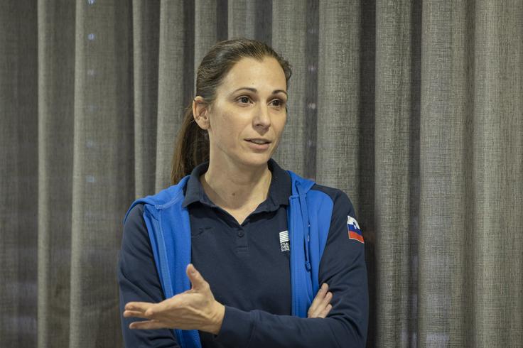 Marija Šestak se je včeraj na Brniku takoj spravila v akcijo reševanja zapleta.  | Foto: Katja Kodba/STA
