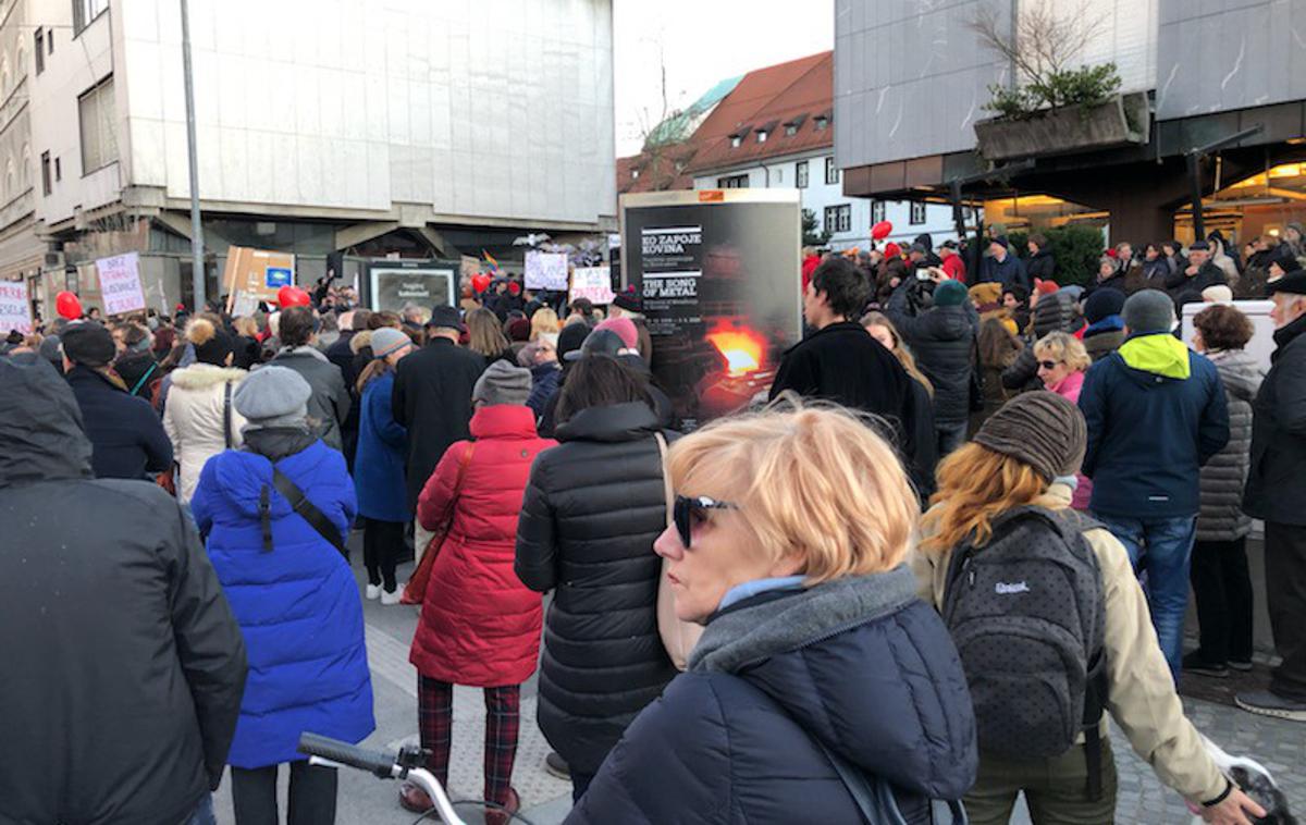 Protest | Redarji so o moškem obvestili policijo, ta je moškega obravnavala, pravijo organizatorji petkovega protesta. | Foto Lea Majcen