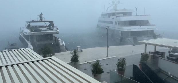Kot bi šel tornado čez Split: mesto je v kaosu #foto #video